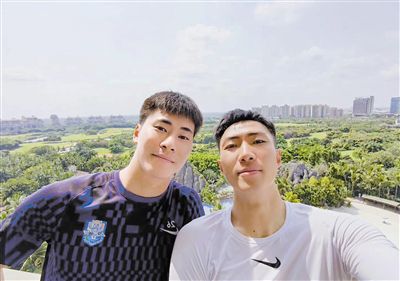 观众席上，蔡明、小沈阳、张吃鱼、刘循子墨、吴昱翰、许君聪等新老喜剧人也齐聚 AI恋人VS真实恋爱 当下电影又有哪些爱情新样态？