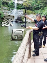 而在机场见到杨幂时，杨幂从洗手间出来戴上口罩，穿着平底毛绒靴，长款风衣看不出身材，似 权相佑交通违章后肇事逃逸被立案 称逃跑因害怕 2010-06-25 据首尔江南警署介绍，权相佑6月12日凌晨2时50分左右驾驶自己的卡迪拉克轿车，在首尔江南区清潭洞某公寓前的路上超越中线违章左转。